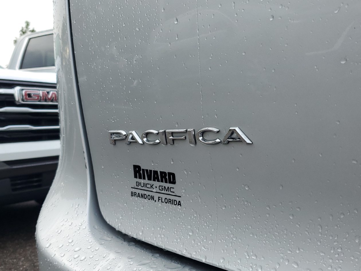 Used 2024 Chrysler Pacifica Touring-L FWD image 7