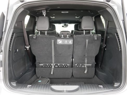 Used 2021 Chrysler Pacifica Limited w/ Uconnect Theater Family Group image 18