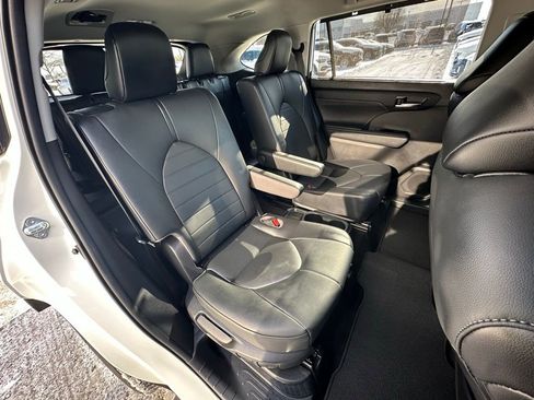 Used 2021 Toyota Highlander XLE image 32