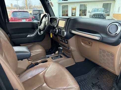 Used 2015 Jeep Wrangler Unlimited Sahara w/ Connectivity Group image 20