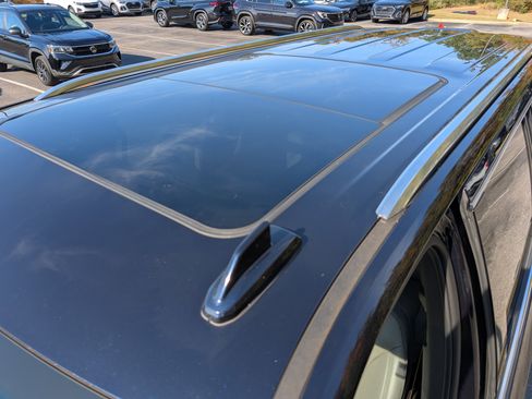 Used 2023 GMC Yukon XL SLT w/ SLT Luxury Package image 12