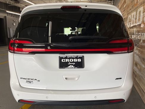 Used 2023 Chrysler Pacifica Touring-L w/ S Appearance Package AWD/4WD image 21