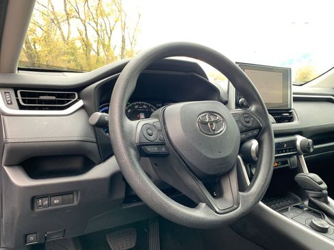 Used 2025 Toyota RAV4 LE image 33
