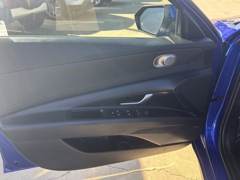 Used 2025 Hyundai Elantra SEL image 3