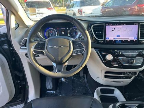 Used 2022 Chrysler Pacifica Touring-L FWD image 19