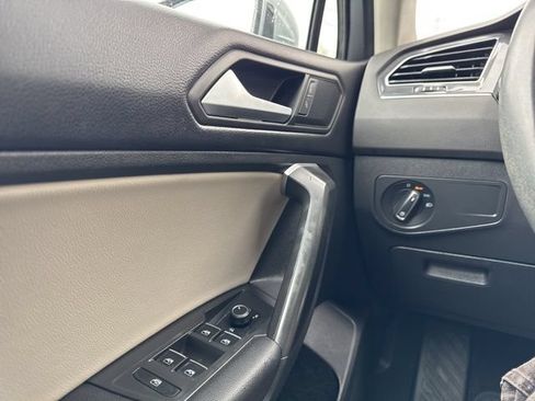 Used 2021 Volkswagen Tiguan SE w/ Panoramic Sunroof Package FWD image 19