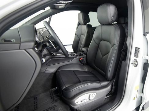 Certified 2026 Porsche Macan AWD/4WD image 5