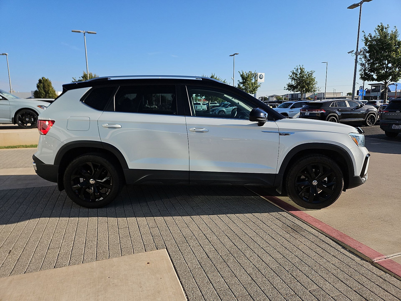 Certified 2024 Volkswagen Taos SE w/ Panoramic Sunroof Package FWD image 9