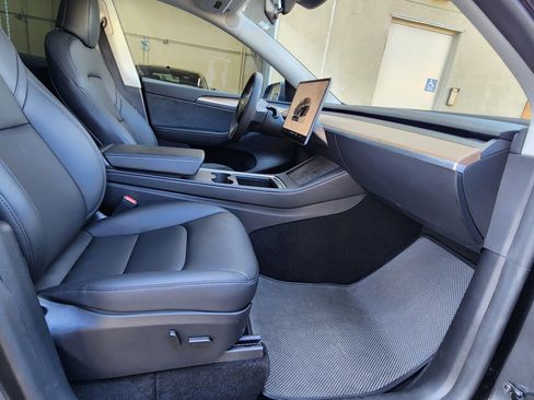 Used 2024 Tesla Model Y Long Range image 23