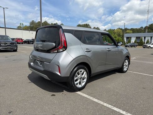 Used 2025 Kia Soul LX w/ LX Technology Package FWD image 8