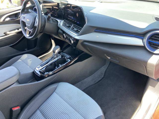 Used 2025 Chevrolet Trax LT w/ LT Convenience Package FWD image 24