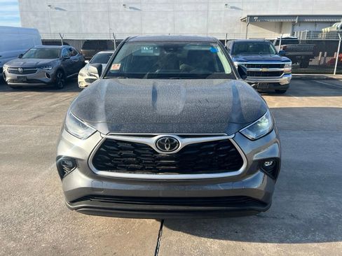 Used 2024 Toyota Highlander LE AWD/4WD image 2