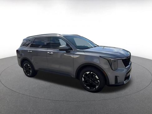 Used 2024 Kia Sorento S image 2