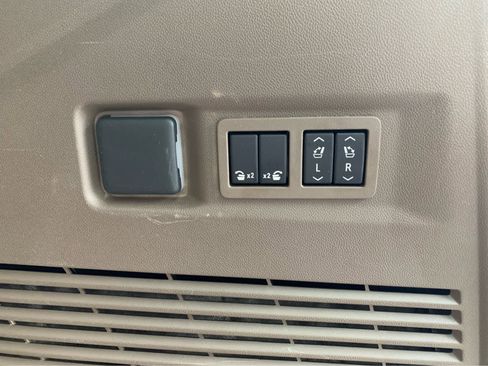 Used 2025 GMC Yukon Denali w/ Sun & Power Step Package image 7