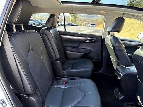 Used 2024 Toyota Highlander Platinum image 21
