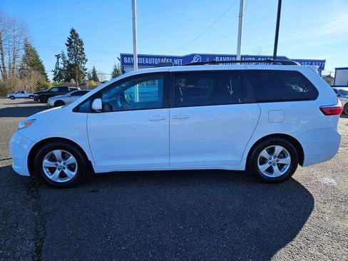 Used 2017 Toyota Sienna LE image 2