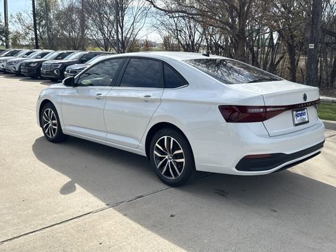 Used 2026 Volkswagen Jetta SE FWD image 3