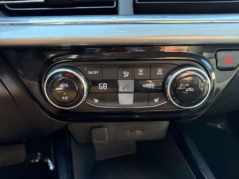 Used 2025 Chevrolet Trax LT w/ LT Convenience Package FWD image 17
