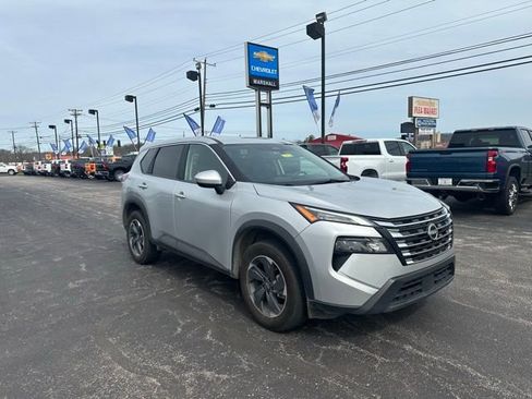 Used 2025 Nissan Rogue SV image 2