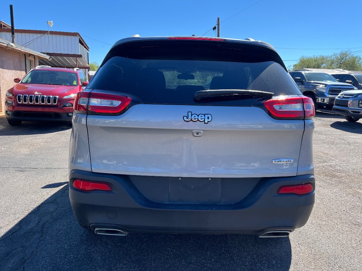 Used 2017 Jeep Cherokee Latitude FWD image 4