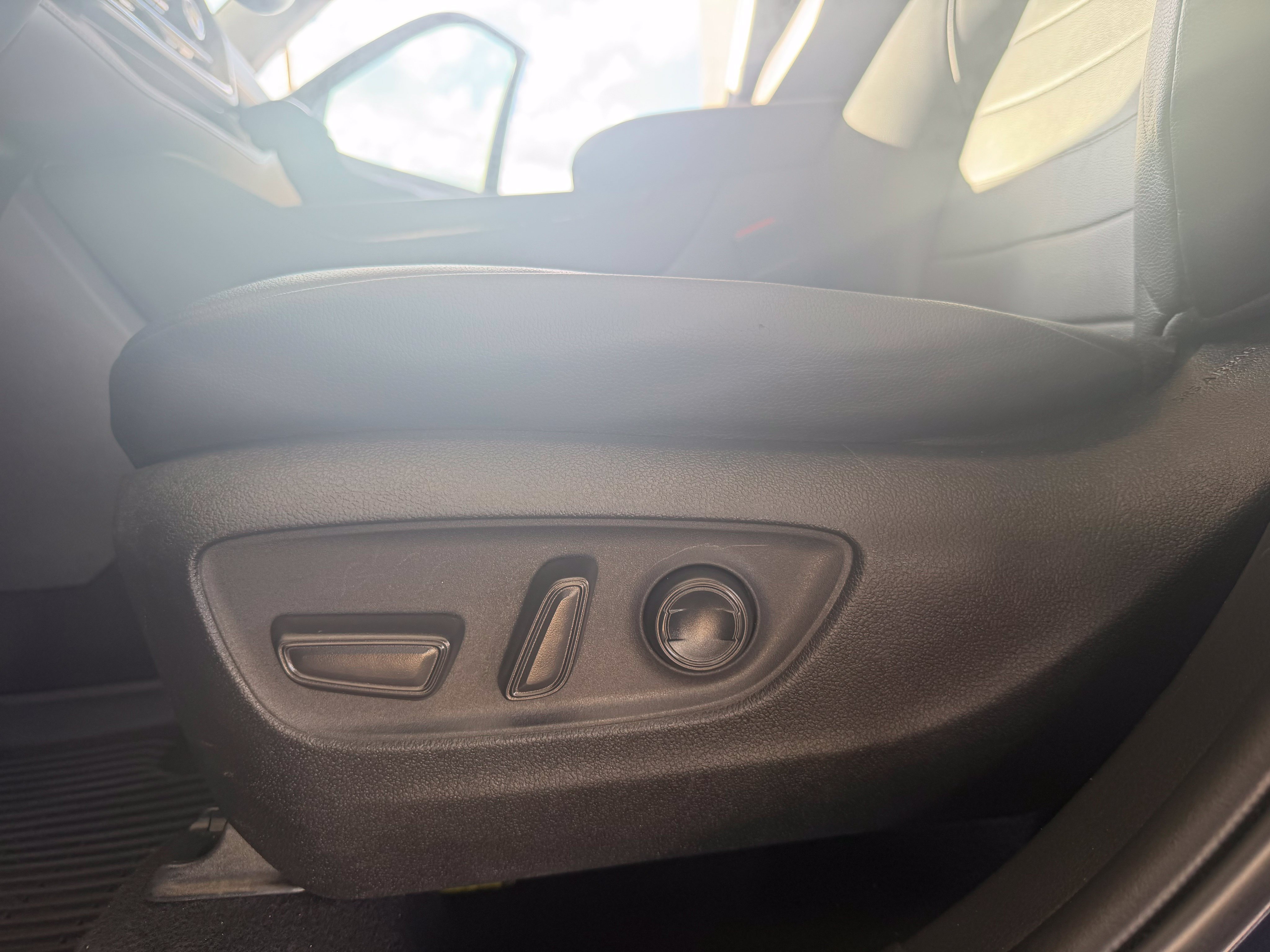 Used 2020 Toyota Highlander XLE FWD image 25
