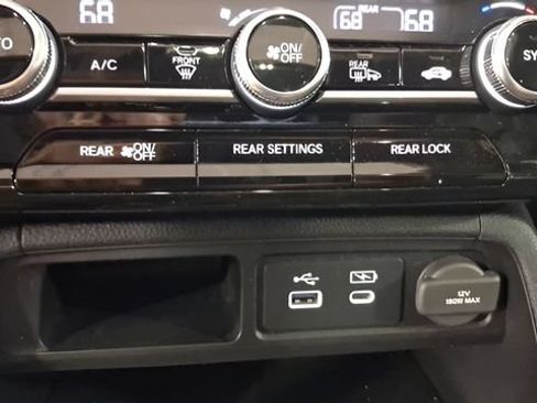 Used 2025 Honda Pilot Touring image 37