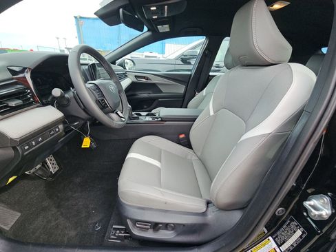 Used 2025 Toyota Camry SE image 8