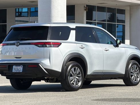Used 2025 Nissan Pathfinder S FWD image 4