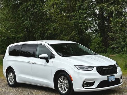 Used 2023 Chrysler Pacifica Touring-L FWD image 1
