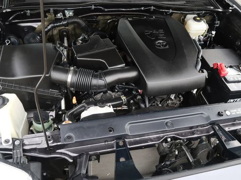 Used 2018 Toyota Tacoma TRD Off-Road AWD/4WD image 40