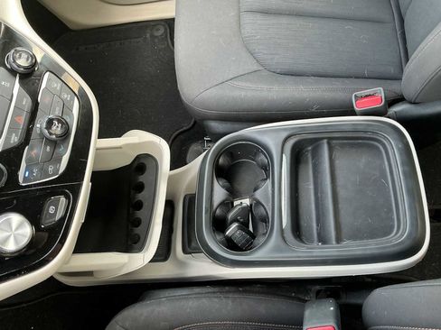 Used 2017 Chrysler Pacifica Touring Plus w/ Tire & Wheel Group FWD image 18