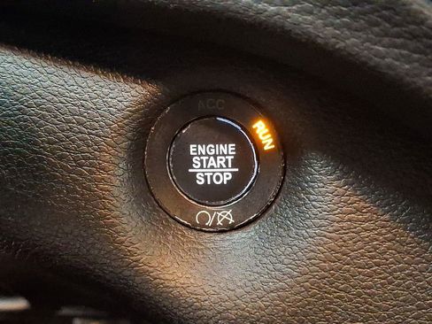 Used 2019 Jeep Cherokee Latitude Plus w/ Comfort/Convenience Group image 18