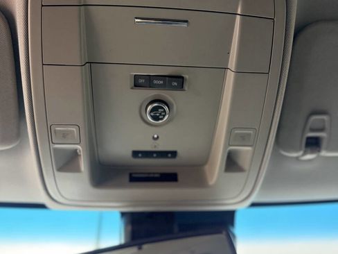 Used 2018 Chevrolet Suburban LT RWD image 17