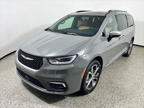 Certified 2023 Chrysler Pacifica Pinnacle AWD/4WD image 1