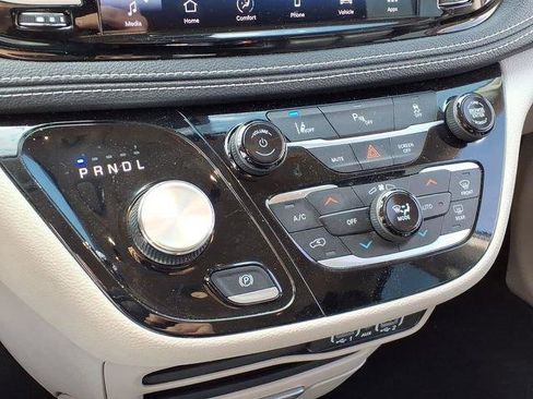 Used 2023 Chrysler Pacifica Touring-L image 10