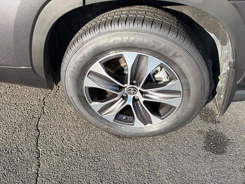 Certified 2024 Toyota Highlander XLE FWD image 40