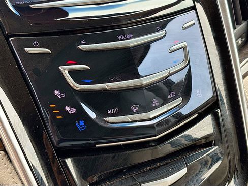 Used 2018 Cadillac Escalade Luxury RWD image 16