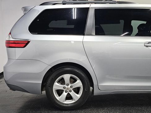 Used 2016 Toyota Sienna LE FWD image 16