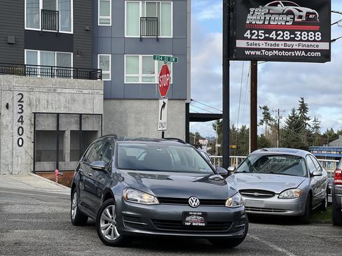 Used 2017 Volkswagen Golf S image 1