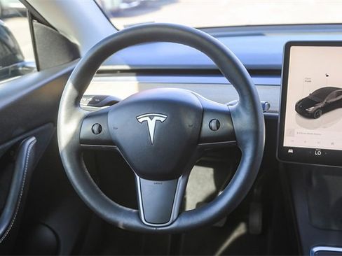 Used 2022 Tesla Model Y Long Range image 16