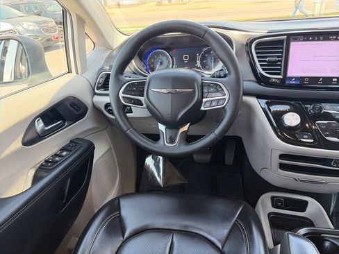 Used 2023 Chrysler Pacifica Touring-L FWD image 30