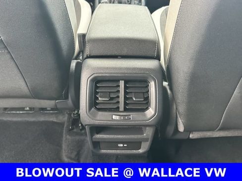 Used 2025 Volkswagen Taos SE FWD image 14
