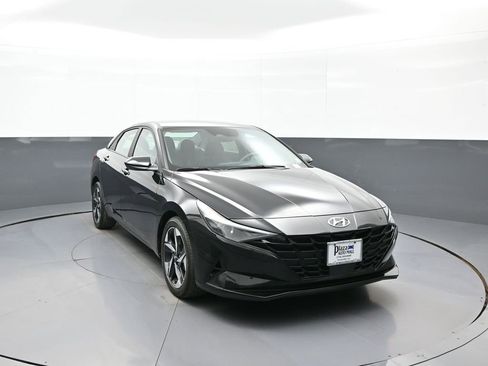Used 2023 Hyundai Elantra SEL w/ Convenience Package image 3