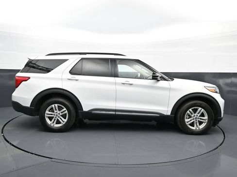 Used 2023 Ford Explorer XLT w/ Equipment Group 202A AWD/4WD image 9