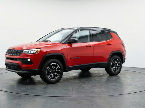 Used 2025 Jeep Compass Trailhawk AWD/4WD image 3