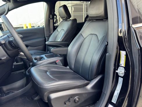 Used 2025 Chrysler Pacifica Select FWD image 9
