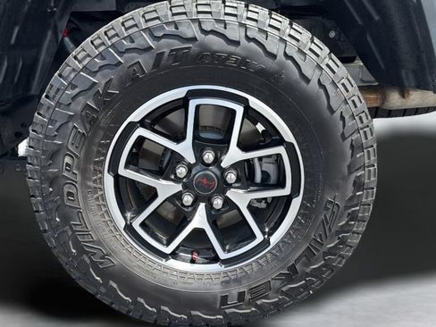 Used 2025 Jeep Gladiator Rubicon w/ Convenience Group AWD/4WD image 23