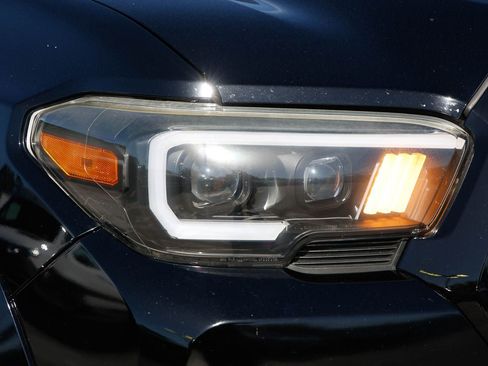 Used 2017 Toyota Tacoma SR5 w/ Tow Package RWD image 7