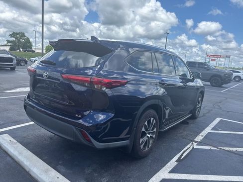 Used 2021 Toyota Highlander XLE FWD image 4