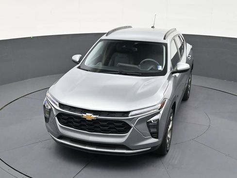 Used 2025 Chevrolet Trax LT FWD image 20